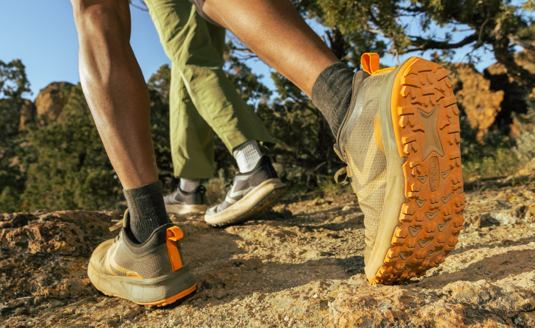 Men's 450 Dirt Hiking Shoe | Light Curry/Orange Pepper - Image 7